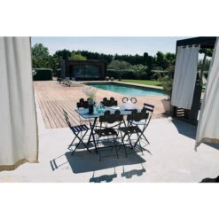 Chaise De Jardin Pliante FERMOB Bistro Métal - Bleu Abysse -Tabouret Shop 010192 chaise jardin pliante fermob bistro metal bleu abysse ambiance 1